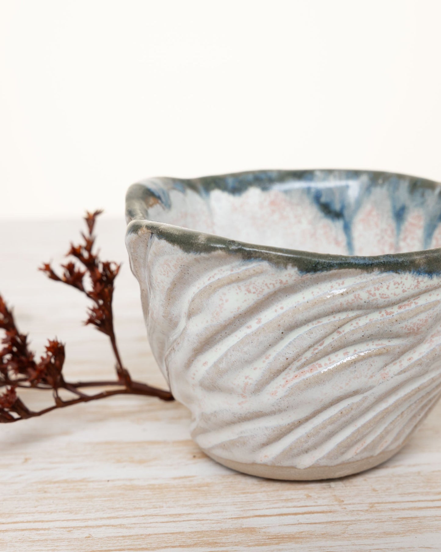 Ciotola Bianca Intarsiata in Gres Artigianale - AUTHENTICO CERAMICS
