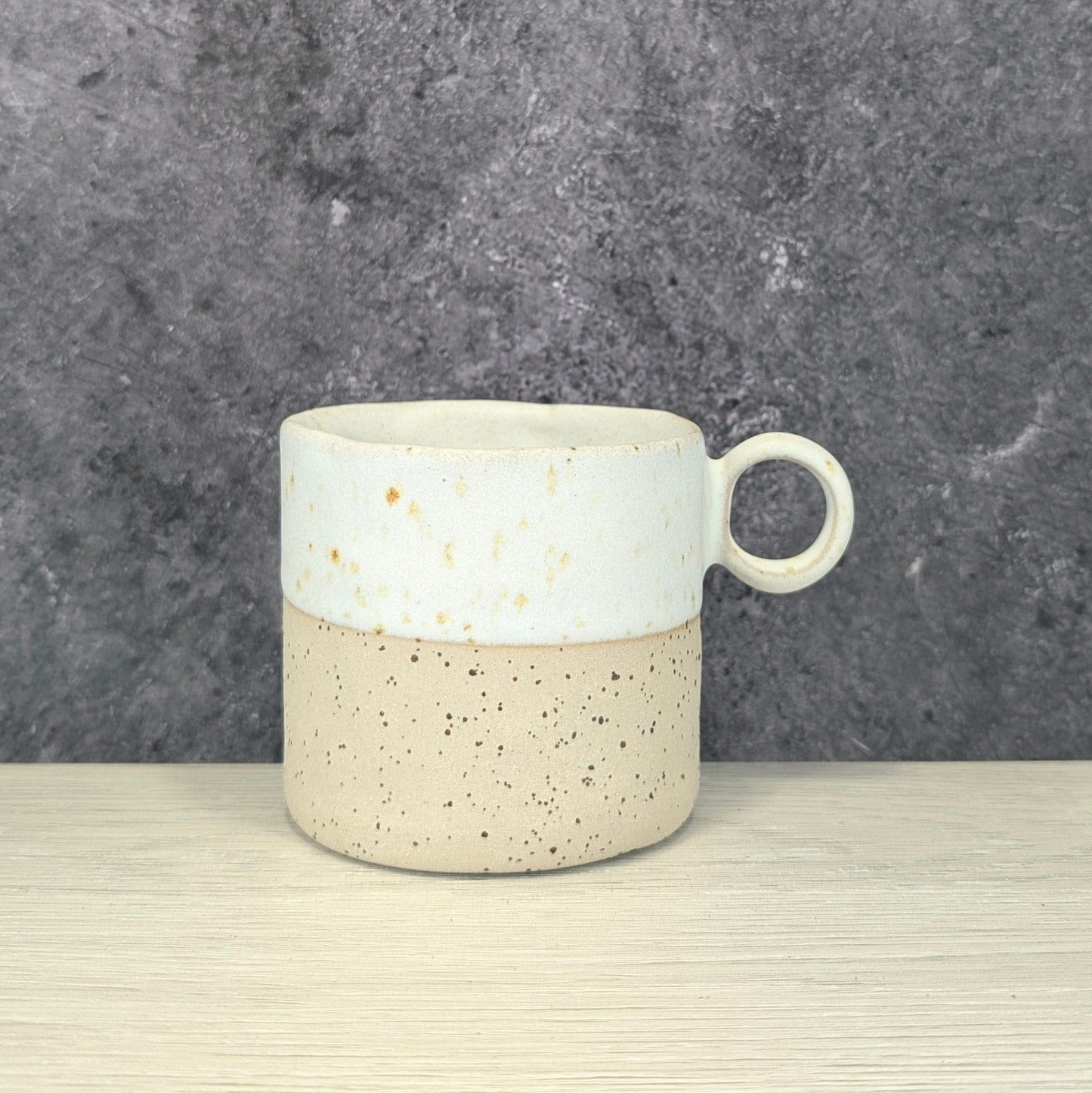 Tazza Beige Puntinata – Ceramica Fatta a Mano - AUTHENTICO CERAMICS