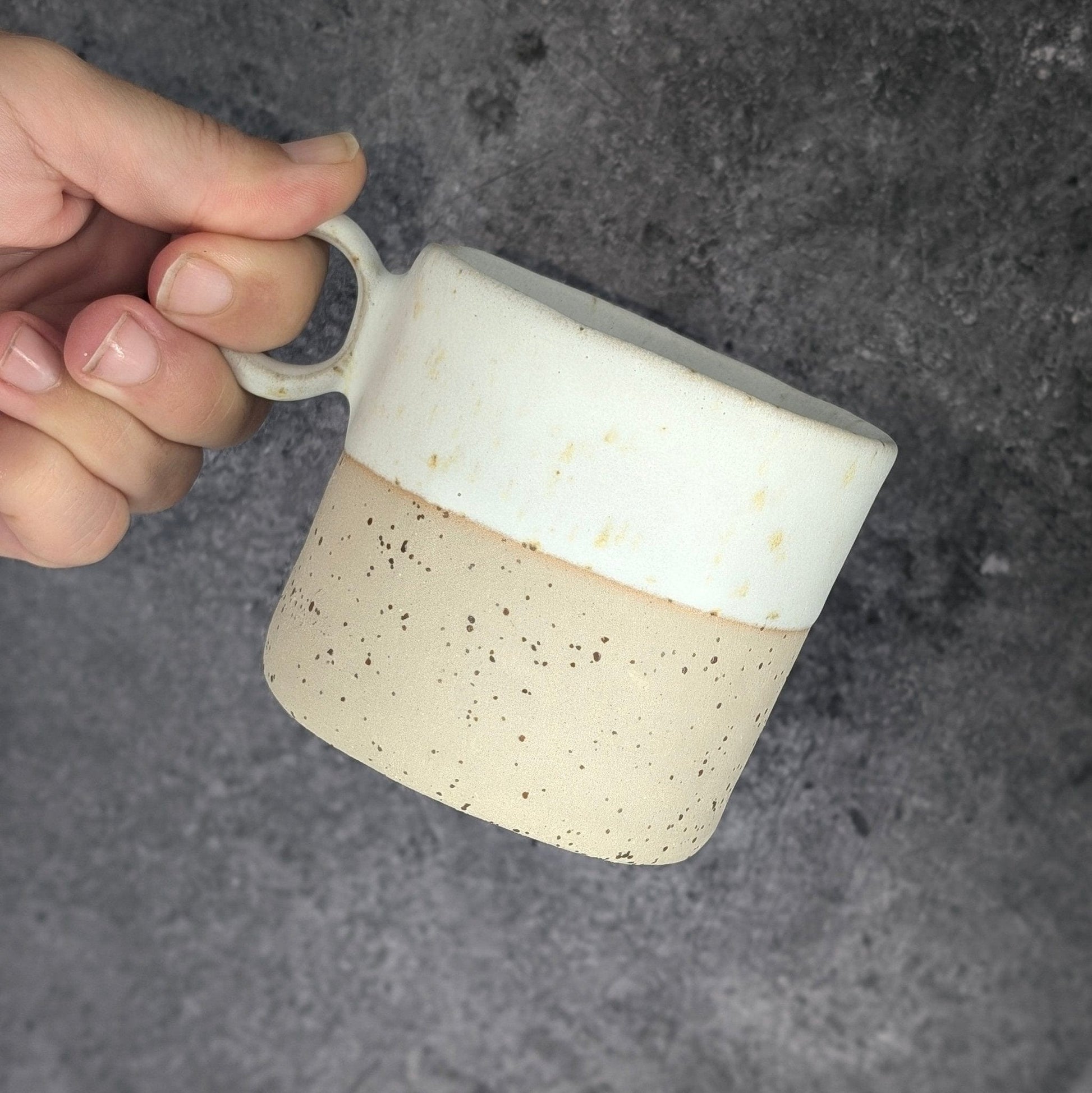 Tazza Beige Puntinata – Ceramica Fatta a Mano - AUTHENTICO CERAMICS