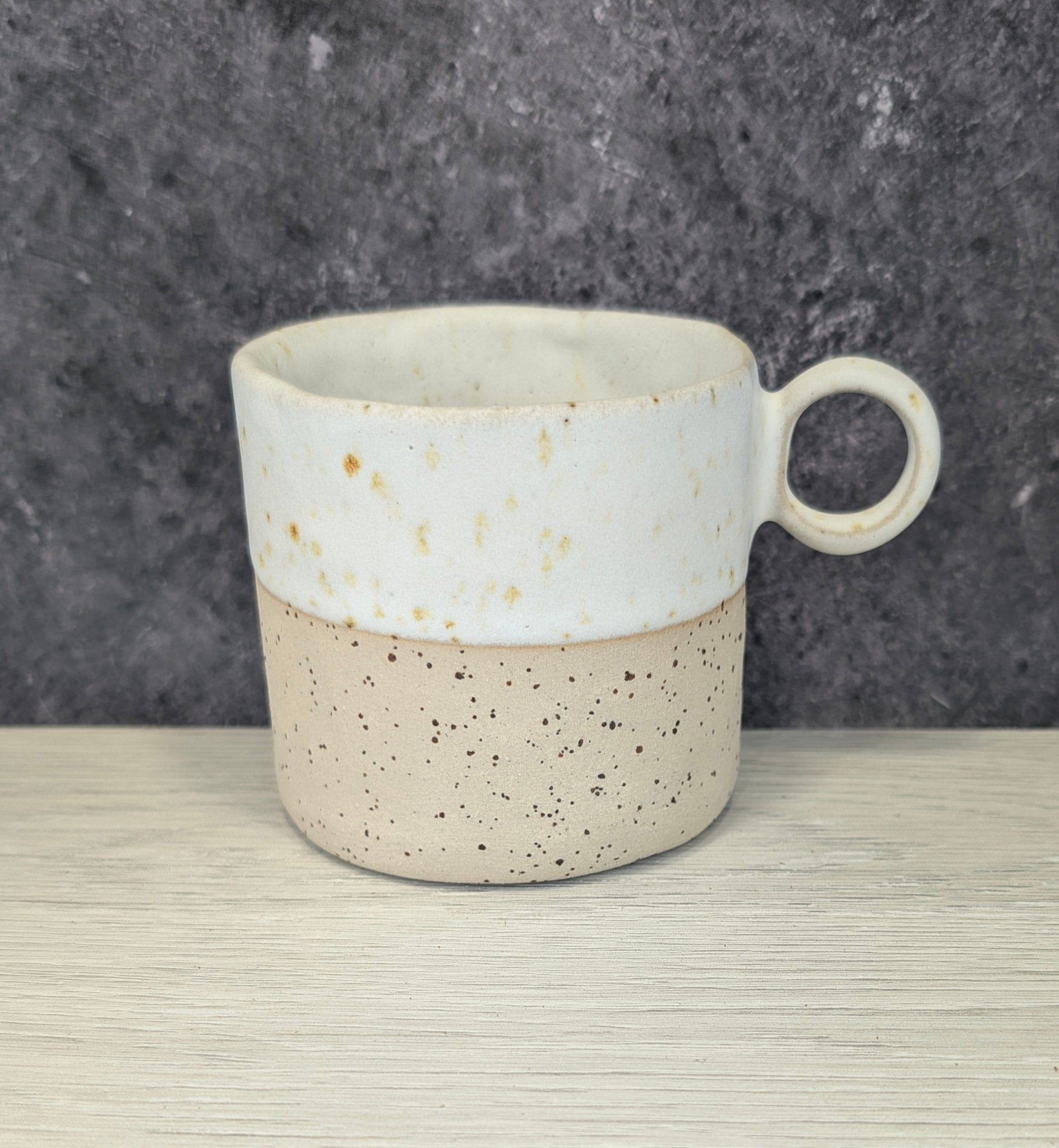 Tazza Beige Puntinata – Ceramica Fatta a Mano - AUTHENTICO CERAMICS