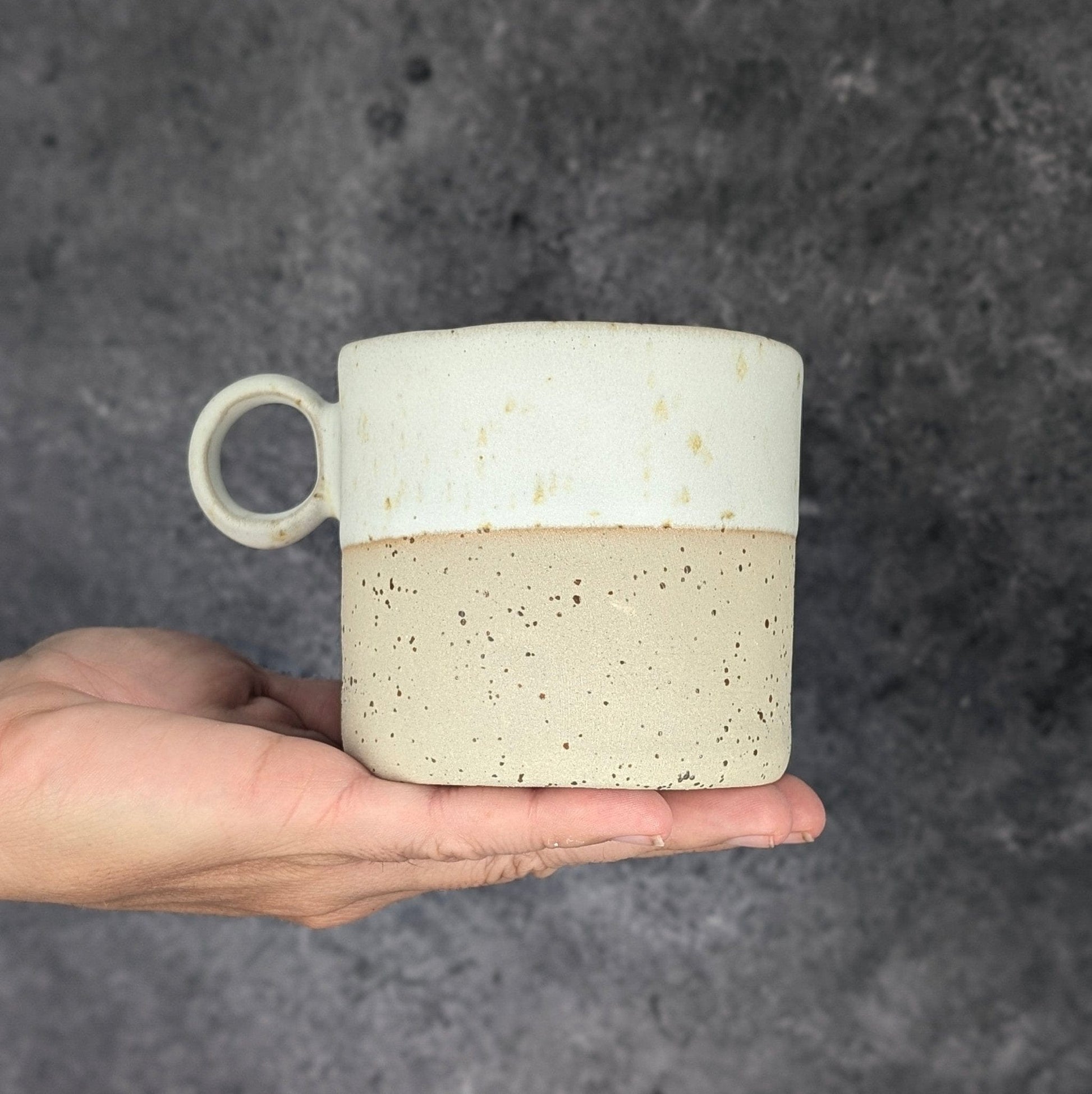 Tazza Beige Puntinata – Ceramica Fatta a Mano - AUTHENTICO CERAMICS