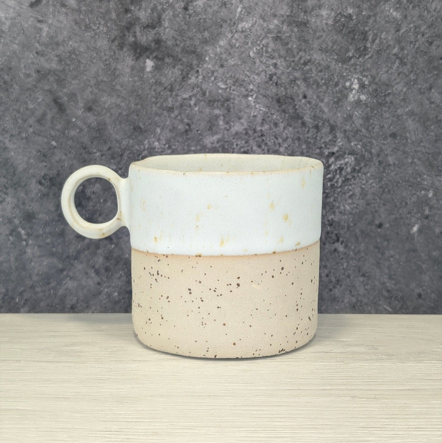 Tazza Beige Puntinata – Ceramica Fatta a Mano - AUTHENTICO CERAMICS