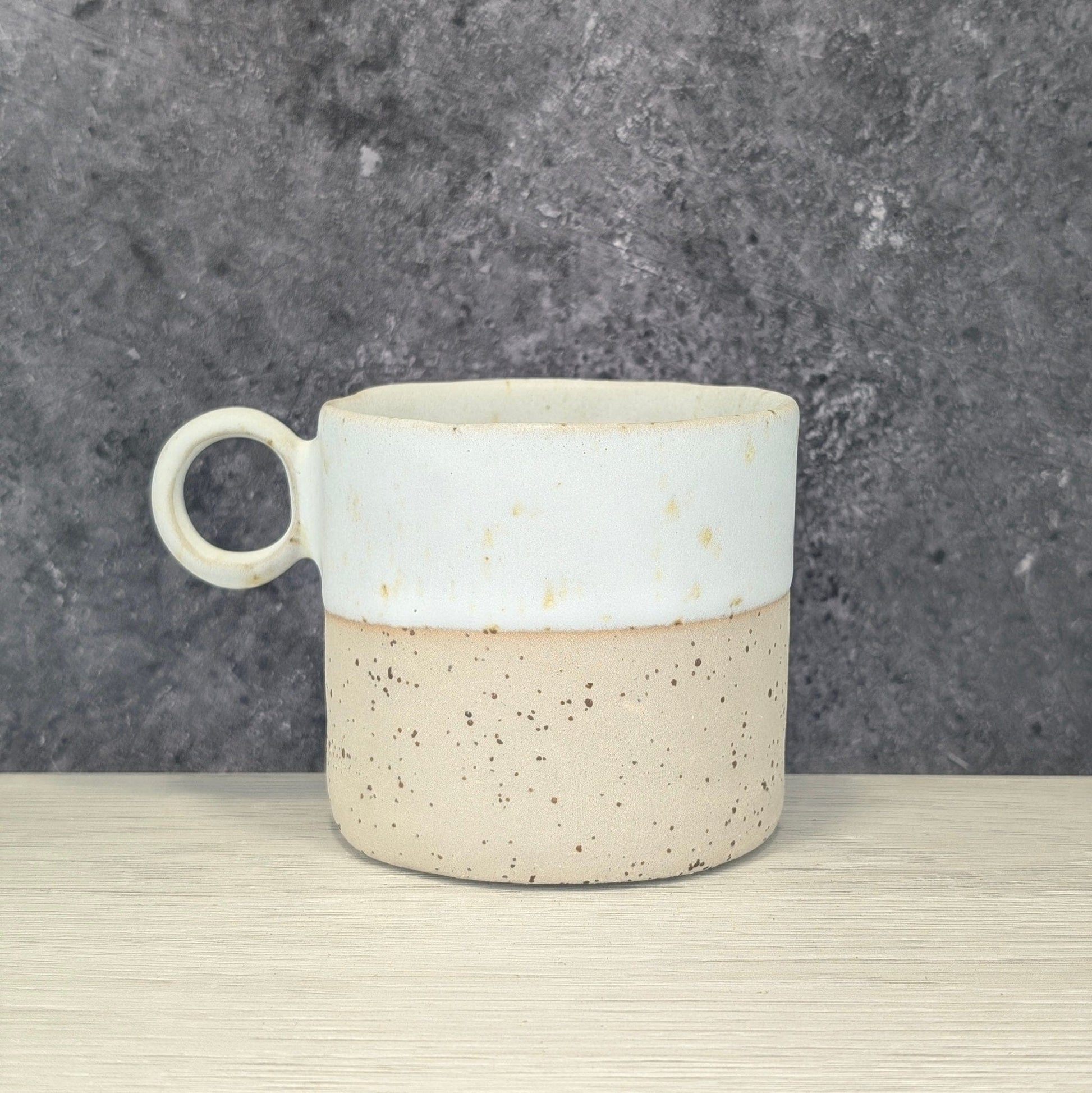 Tazza Beige Puntinata – Ceramica Fatta a Mano - AUTHENTICO CERAMICS