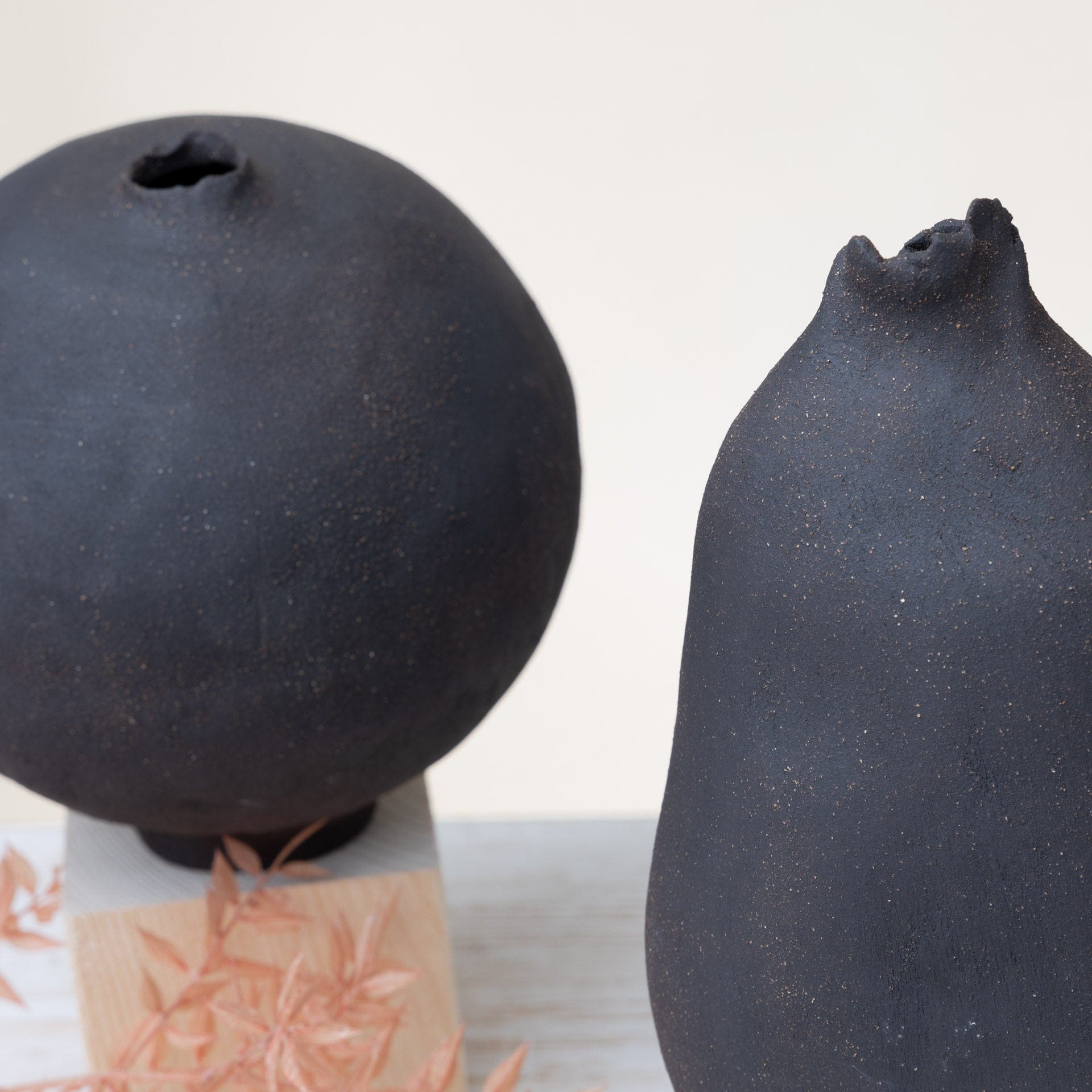 Vaso Moonjar Wabi Sabi – Marrone e Nero Texturizzato - AUTHENTICO CERAMICS